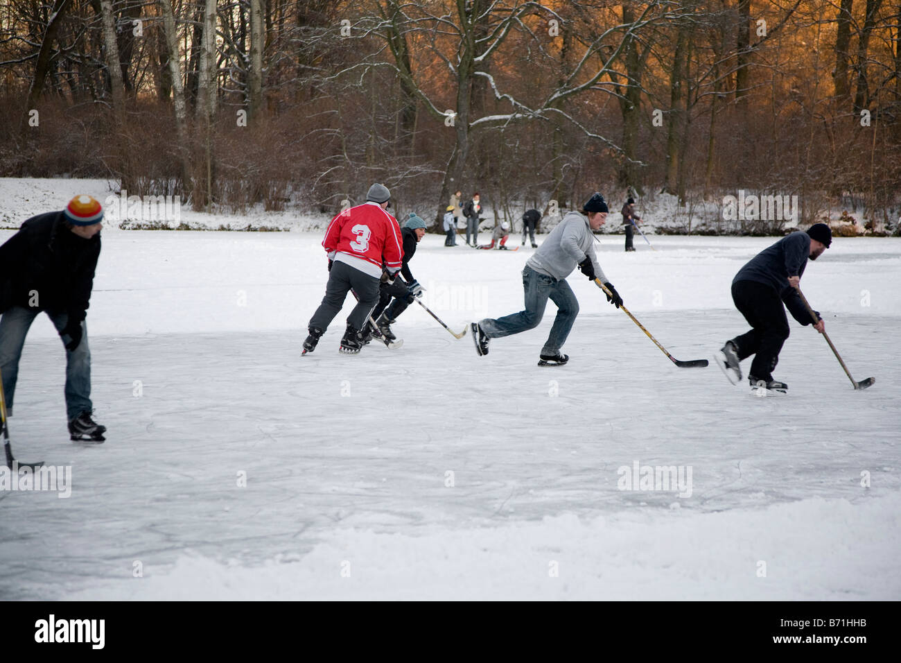 Menschen, die auf einem zugefrorenen See Eishockey zu spielen Stockfoto