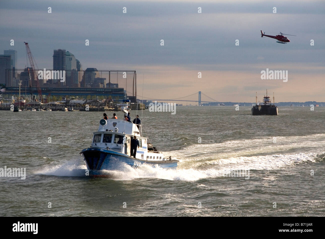 New York City Polizei-Abteilung Hafen-Einheit Hubschrauber auf dem Hudson River im Hafen von New York-New York-USA Stockfoto