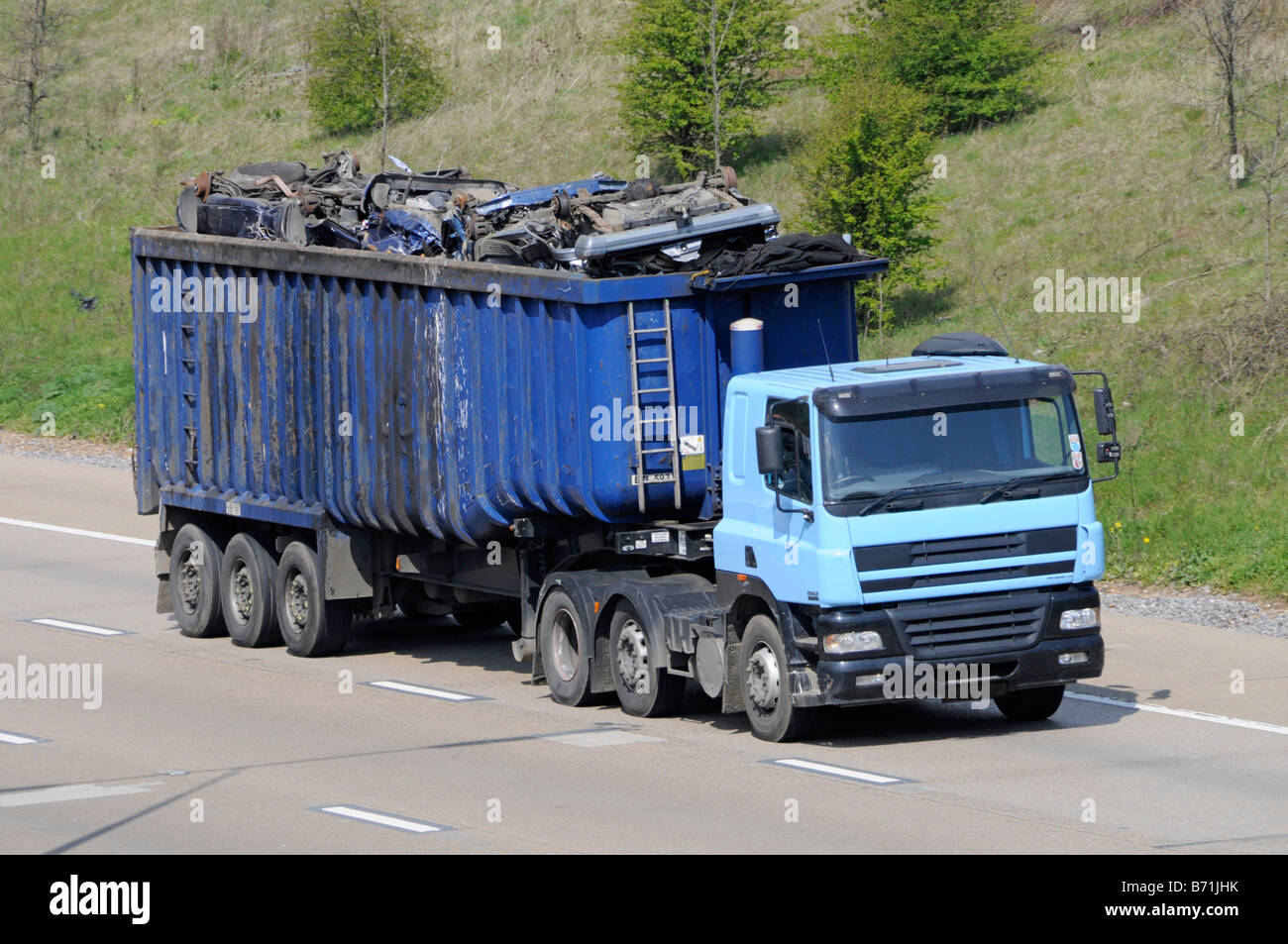 M25 Autobahn unmarkierte Sattelschleppers mit Schrott beladen Stockfoto M25 Autobahn unmarkierte Sattelschleppers mit Schrott beladen Stockfoto