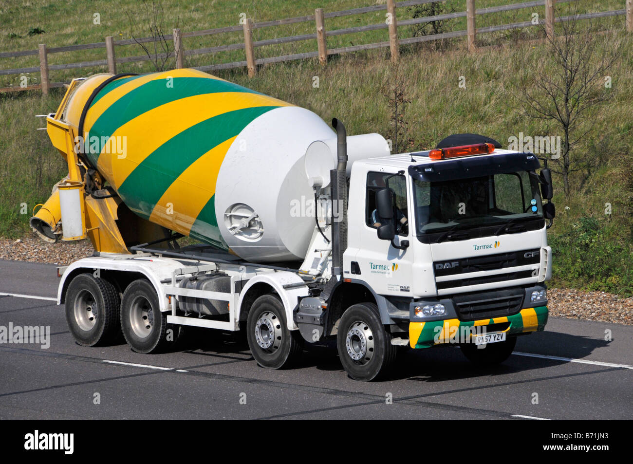 Asphalt-Daf neue Beton Mischer Lieferwagen auf Autobahn M25 Stockfoto