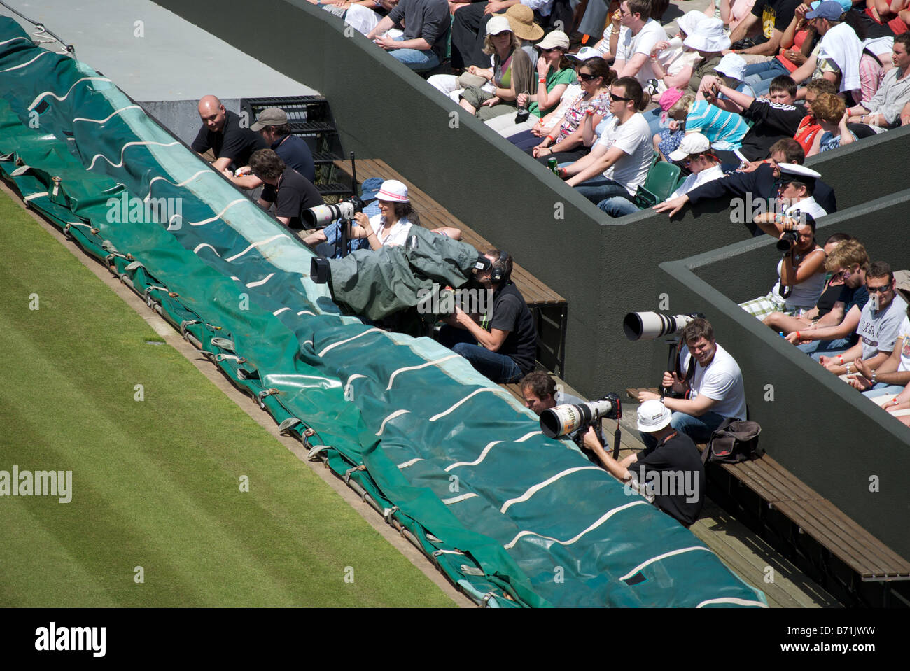 TV-Kameras und Presse-Fotografen warten an der Seite des Gerichts Nummer 1 Wimbledon für die Aktion zu starten Stockfoto