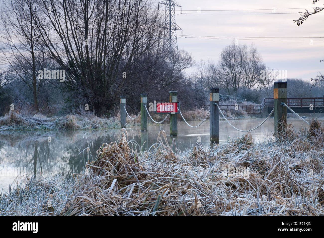 Kreuzung des Flusses Kennet und Kennet und Avon Kanal oben Southcote Weir Reading Berkshire Uk Stockfoto