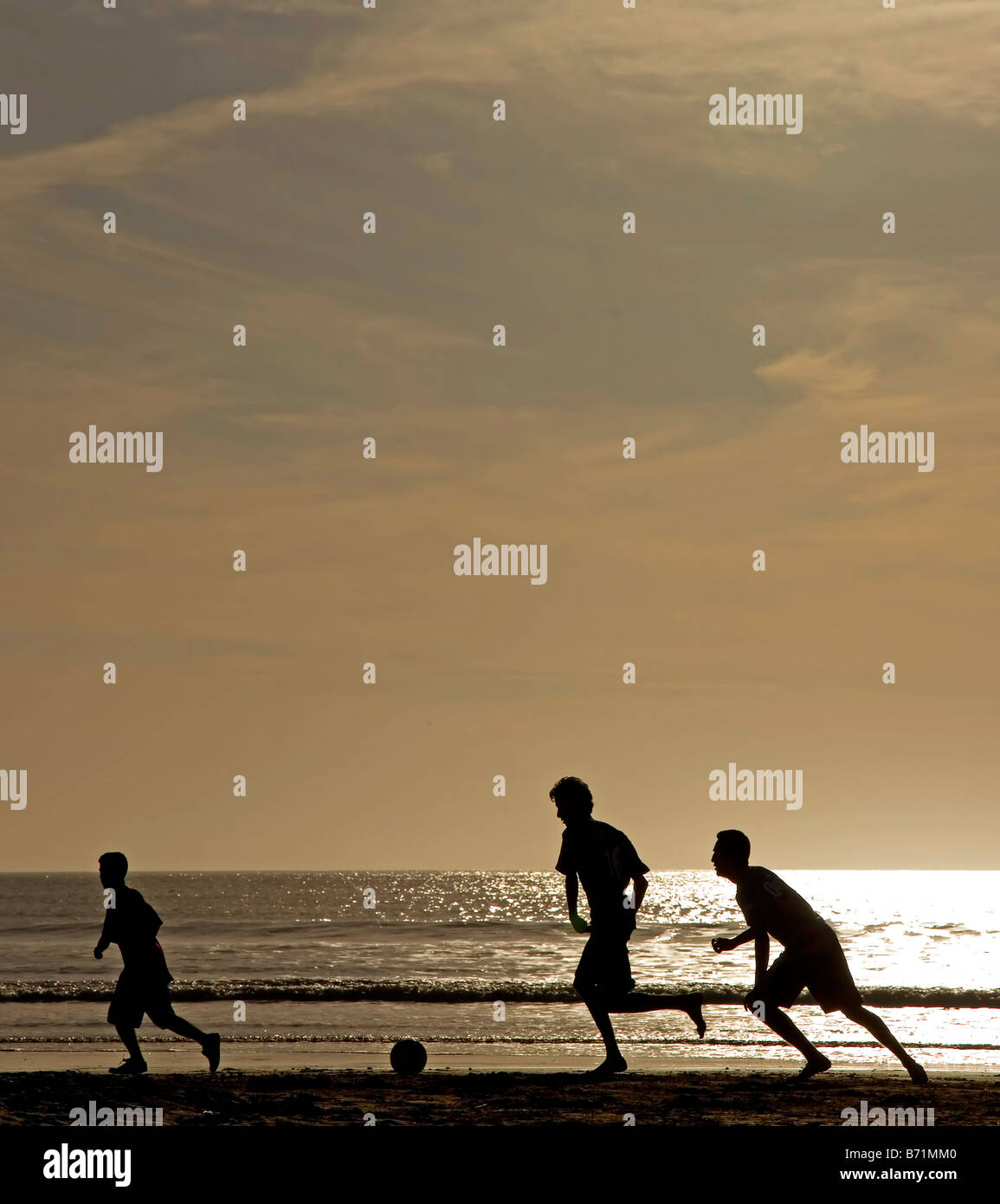 Essaouira Marokko Strand Fußball Fußball Silhouette Sonnenuntergang Kinder Jugendliche spielen marokkanischen Küste Meeressand Stockfoto