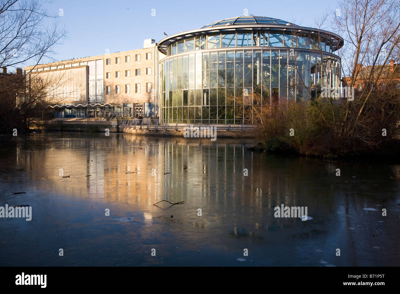 Sunderland Museum und die gläserne Kuppel des Winter Gardens, steht hinter dem gefrorenen Teich Mobray Park. Stockfoto