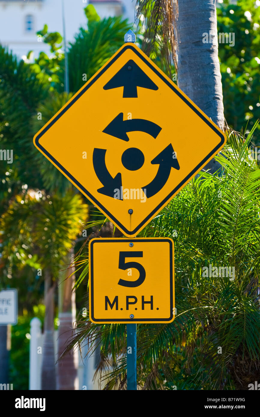 Palm Beach Shores lustige Schilder, Verkehr auf Kreis Kreisverkehr hat Priorität Höchstgeschwindigkeit 5 km/h ist, am Platz zeigt Stockfoto