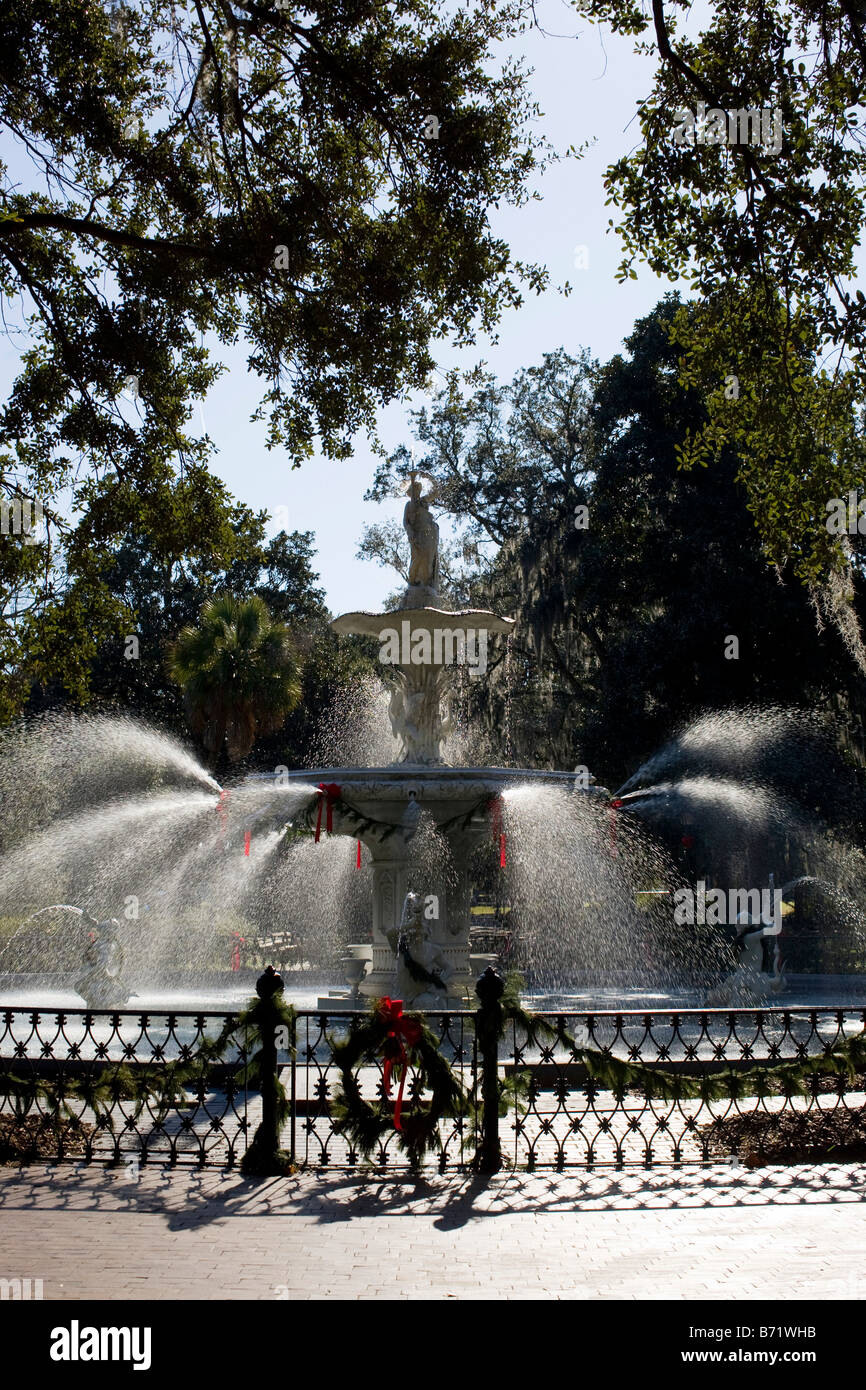 Ein Blick auf den wichtigsten Brunnen in Forsyth Park aus den bewaldeten Gehwegen in Savannah, Georgia. Stockfoto