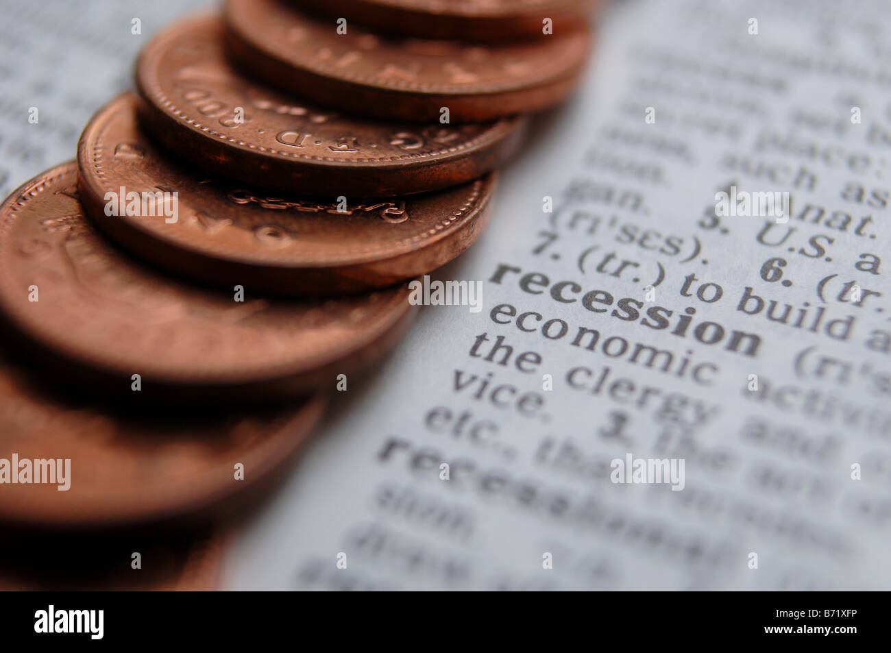ein Stapel von Münzen auf die Definition einer Rezession in einem Wörterbuch Stockfoto