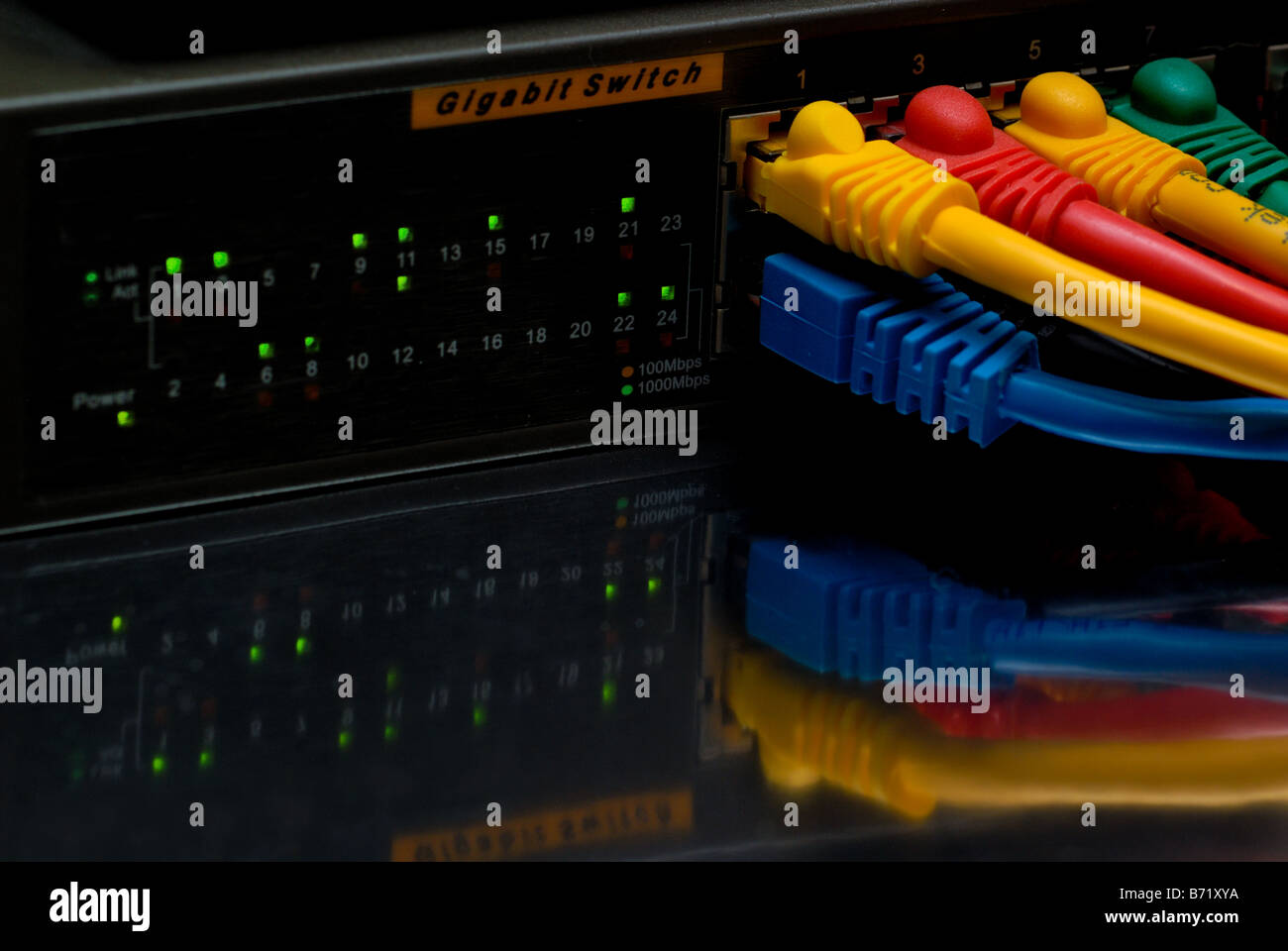 Bunten an einen NetzwerkRouter angeschlossen Stockfotografie Alamy