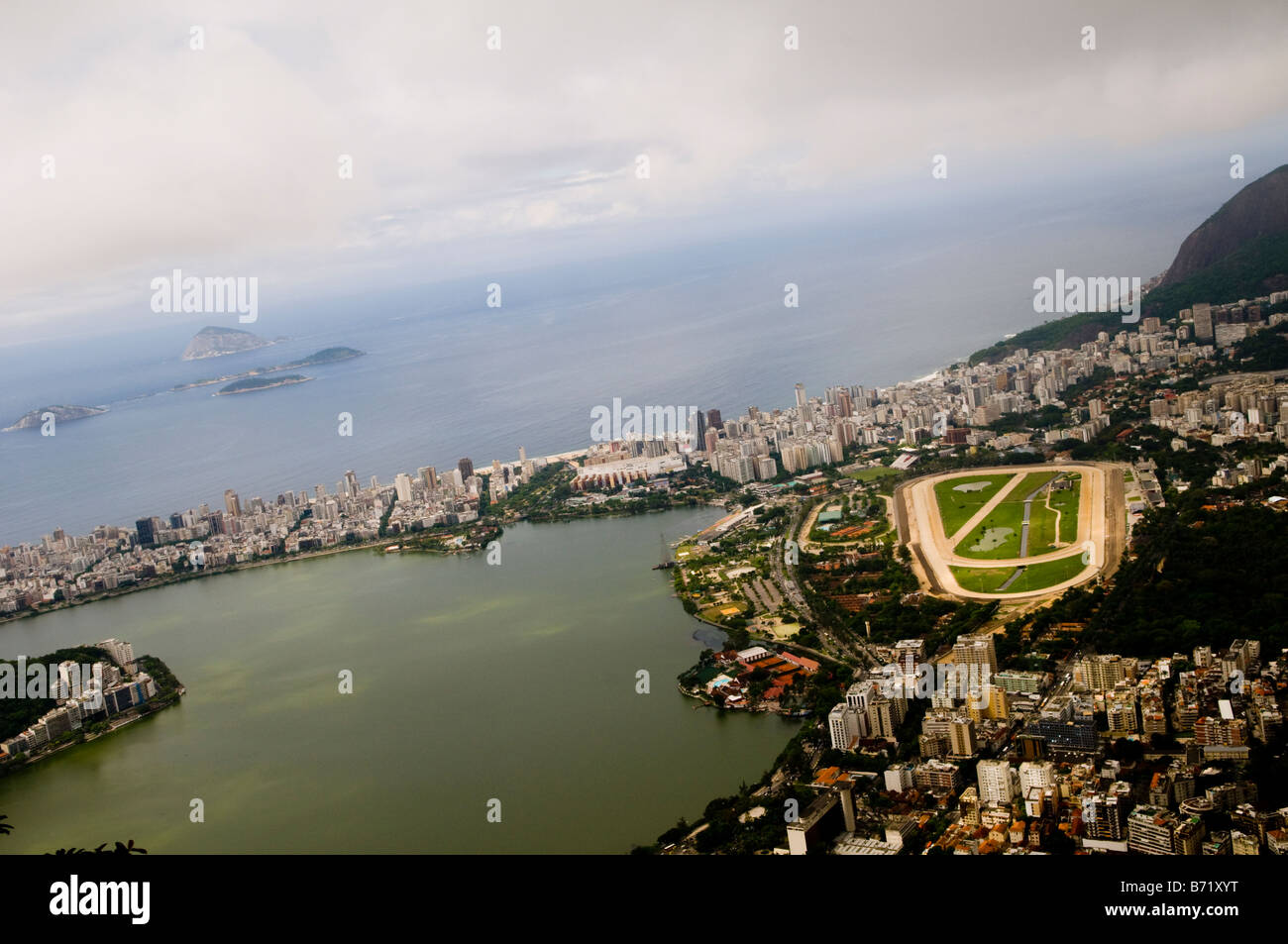 Dramatische Landschaften wie aus dem berühmten Crocovado-Berg in Rio. Stockfoto