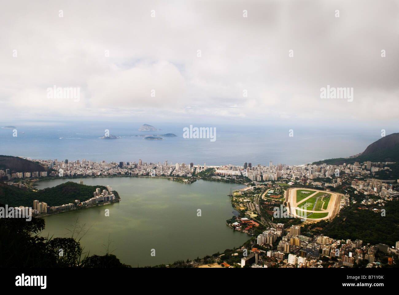 Dramatische Landschaften wie aus dem berühmten Crocovado-Berg in Rio. Stockfoto