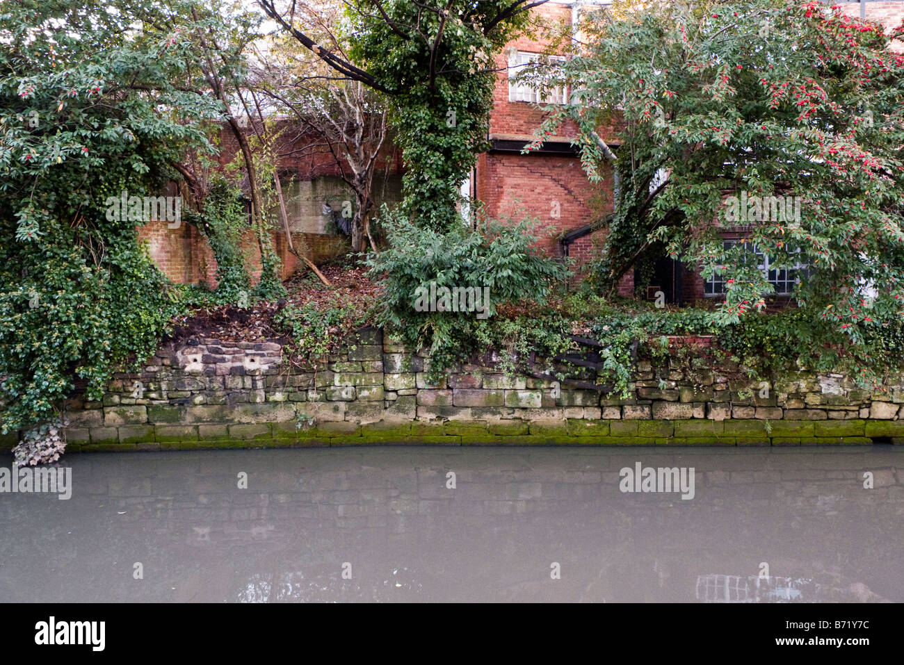 Fluss Ouseburn fließt vorbei an verlassenen Gebäuden in Newcastle Upon Tyne Stockfoto