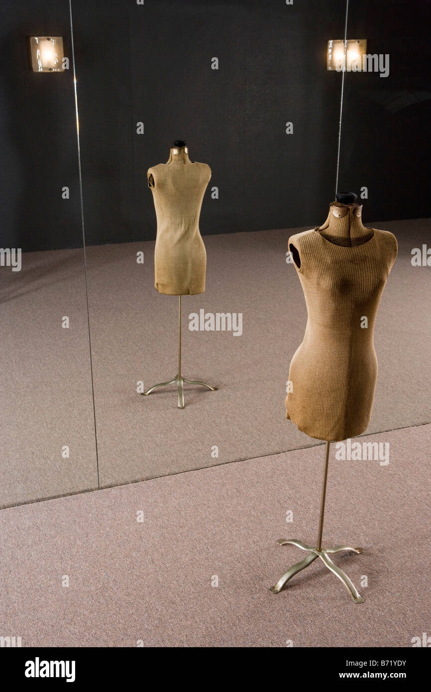 Stillleben mit Schneiderinnen Modell im Studio mit Spiegel Stockfoto