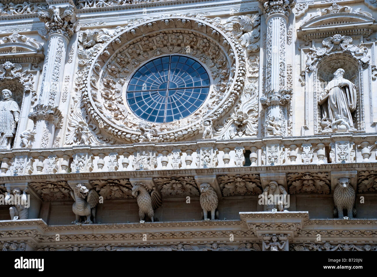 Hoch-verzierte barocke Fassade von Chiesa di Santa Croce, die zwischen 1353 und 1695 gebaut, die Rosette. Lecce, Apulien, in der Ferse von Italien Stockfoto