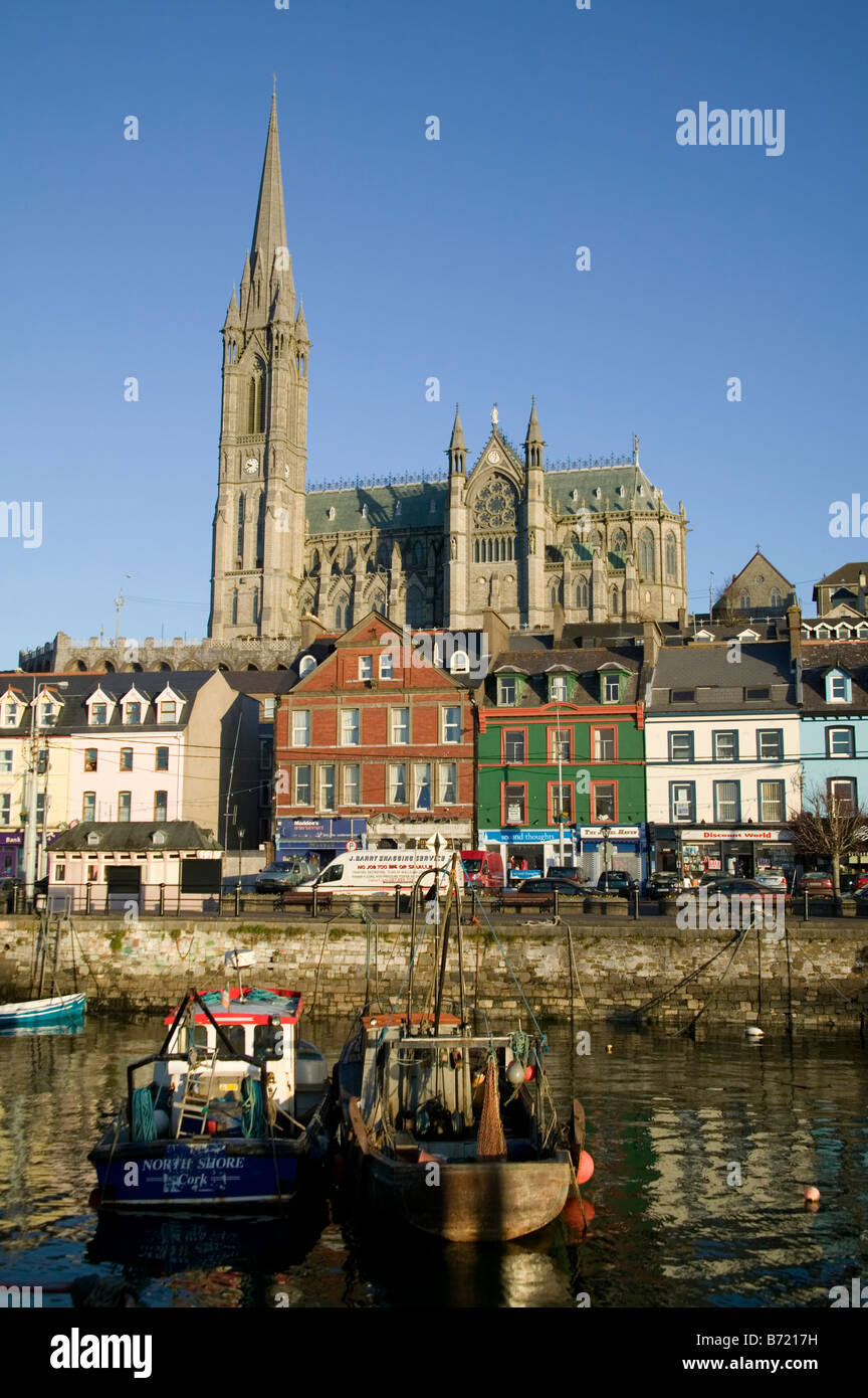 Cobh Hafen in Irleand, Co. Cork mit Booten und St Coleman Kathedrale Stockfoto