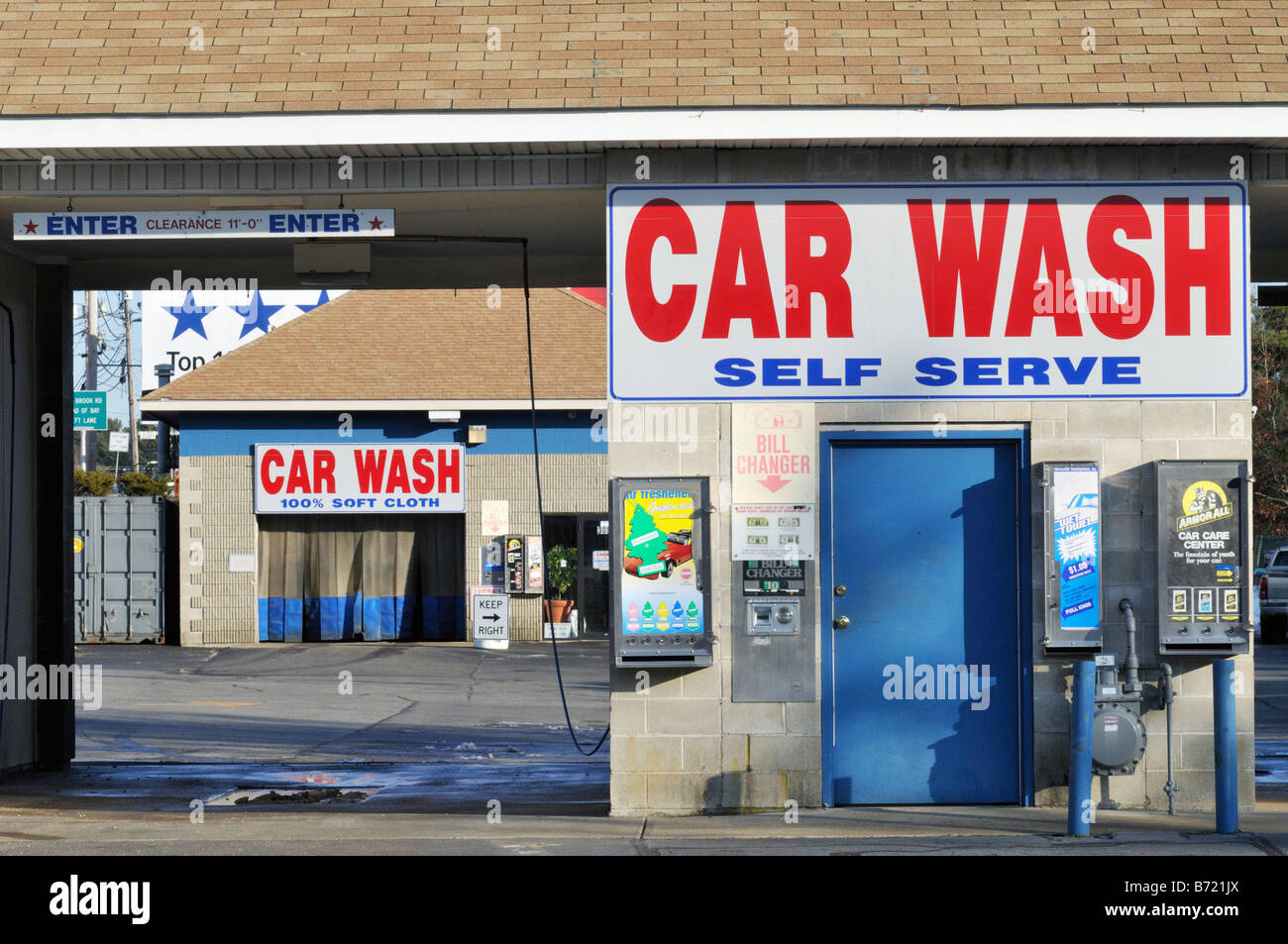 Auto-Waschanlagen und selbst zu dienen, mit Zeichen und niemand Stockfoto