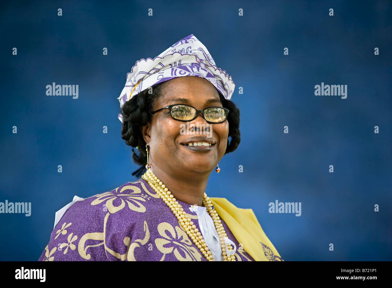 Suriname, Paramaribo. Kreolische Frauen in Kotomisi Kleid, kreolische Tracht. Stockfoto