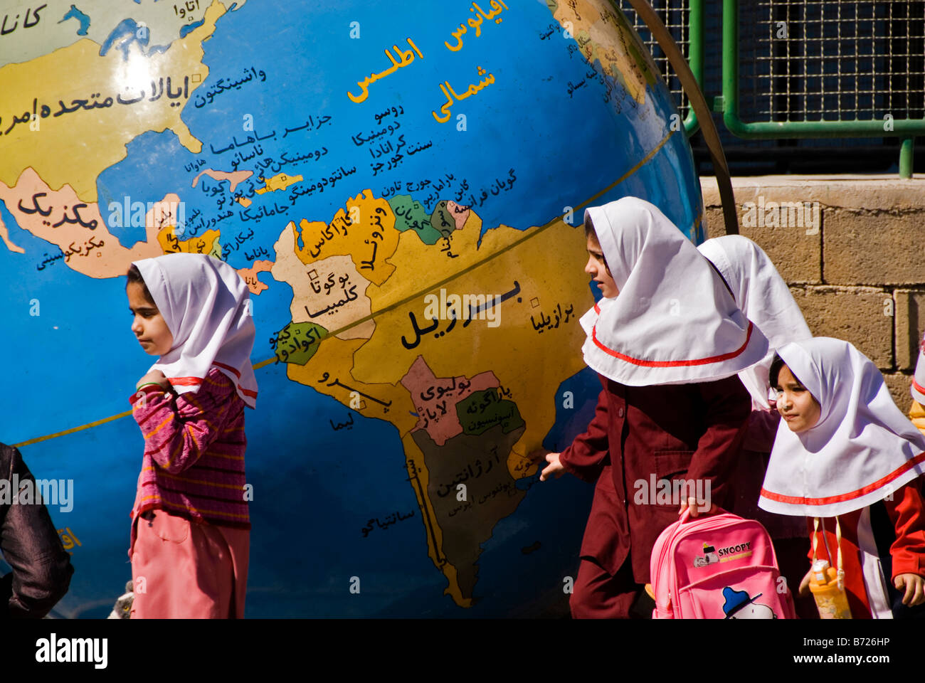 Schulmädchen vor eine Karte der Welt Isfahan Iran Stockfoto