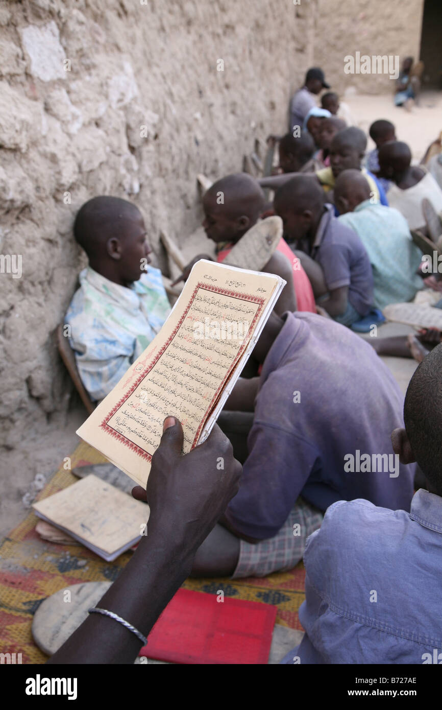 Schülerinnen und Schüler lernen Coranic Versets vor dem Haus von der Marabout in Timbuktu Mali sind die Coranic Schulen in Bühnenzeit Stockfoto