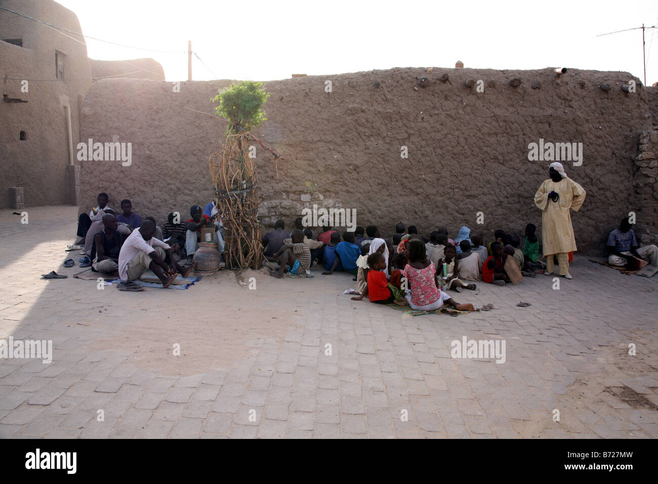 Die Schüler lernen Koran vor dem Haus von der Marabout in der Altstadt von Timbuktu Mali genannt Medina die Schülerinnen und Schüler lernen, co Stockfoto