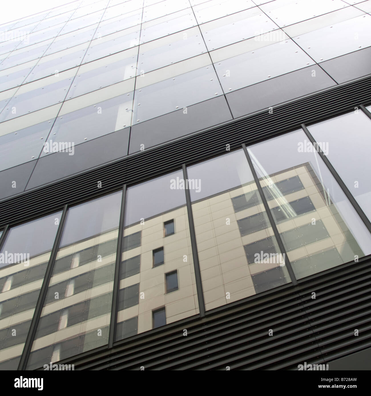 Moderne architektonische Landschaften. Ein Glasgebäude. Stockfoto