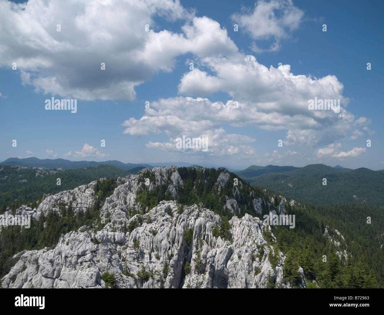Panorama vom Gipfel eines Berges. Bijele Stijene, Kroatien. Stockfoto