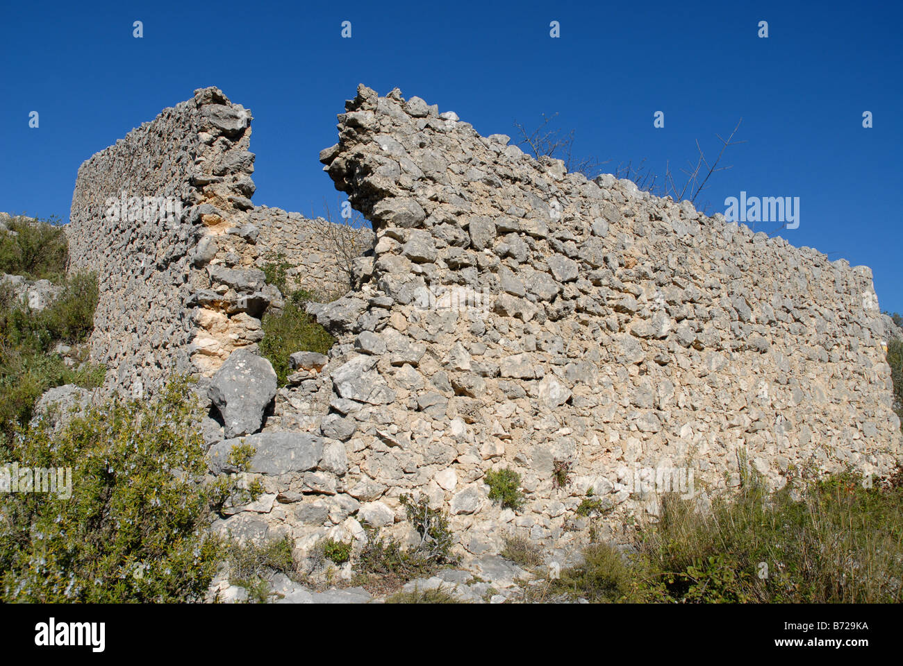 ruinieren Sie, Höhlenwohnungen maurischen Wachturm Talaia De La Foradada, Sierra De La Forada, Provinz Alicante, Comunidad Valenciana, Spanien Stockfoto