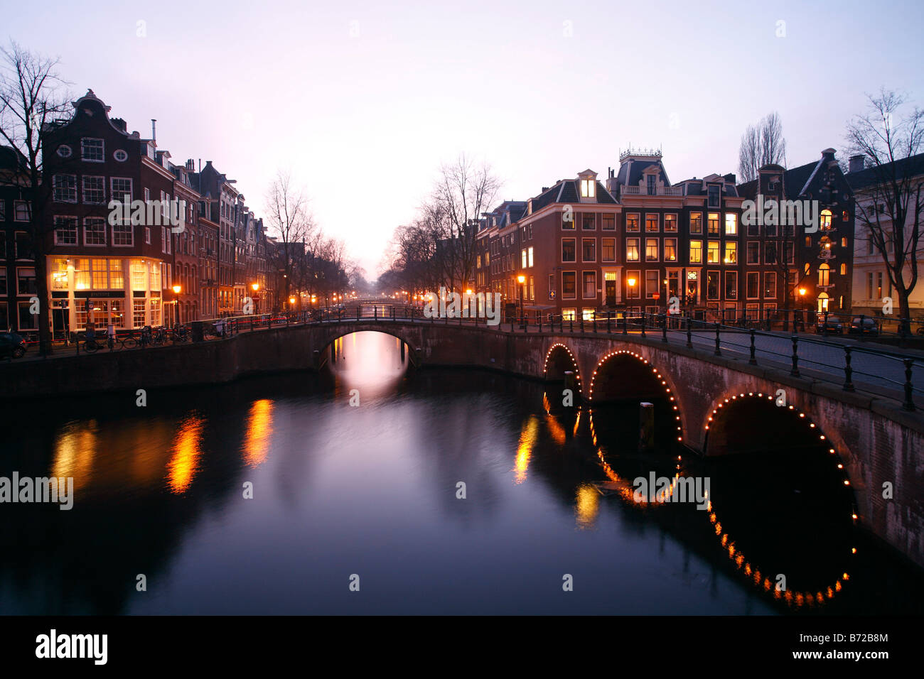 Kanal und Brücke in der Nacht, Amsterdam, Niederlande Stockfoto