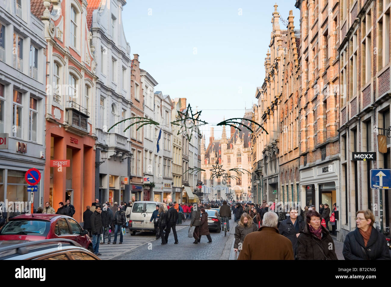 Verkaufsoffener Steenstraat im Herzen Altstadt in der Weihnachtszeit, Brügge, Belgien Stockfoto