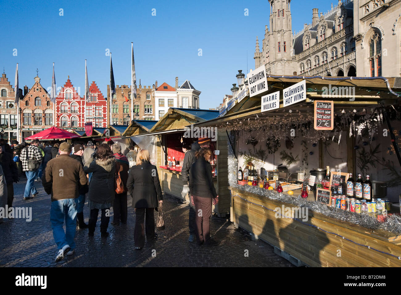 Glühwein-Stand auf dem Weihnachtsmarkt in der Grote Markt (Hauptplatz), Brügge, Belgien Stockfoto