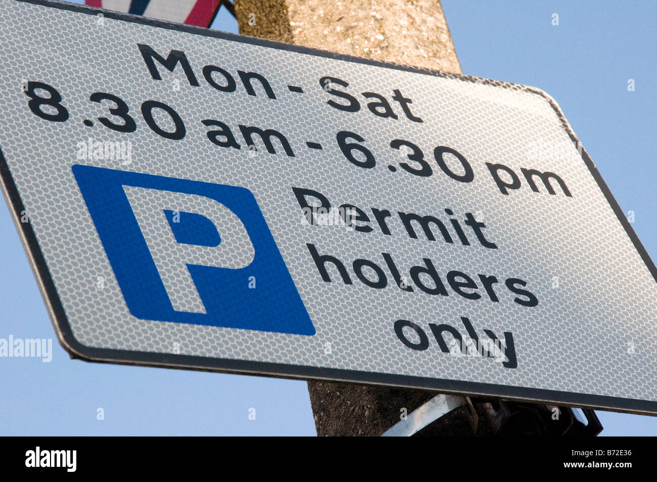 Parkplatz Einschränkung Zeichen für eine UK-Straße mit Zone Buchstaben entfernt Stockfoto