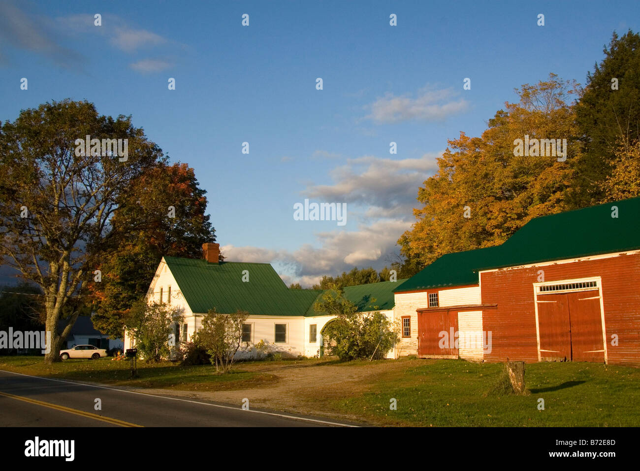 Rote Scheune und Wohnhaus in der Stadt von Wentworth New Hampshire, USA Stockfoto