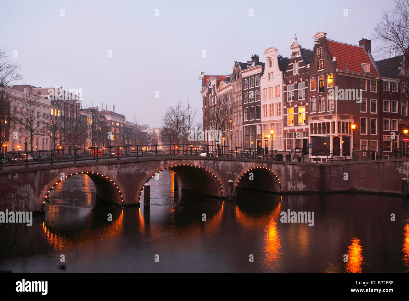 Kanal und Brücke in der Nacht, Amsterdam, Niederlande Stockfoto