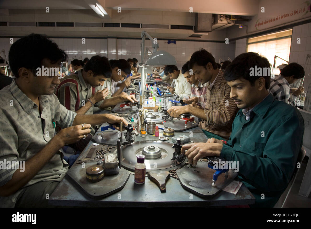 Arbeiter in einer Diamant-Schleiferei in Stadt Surat, Gujarat. Indien. (45) Stockfoto