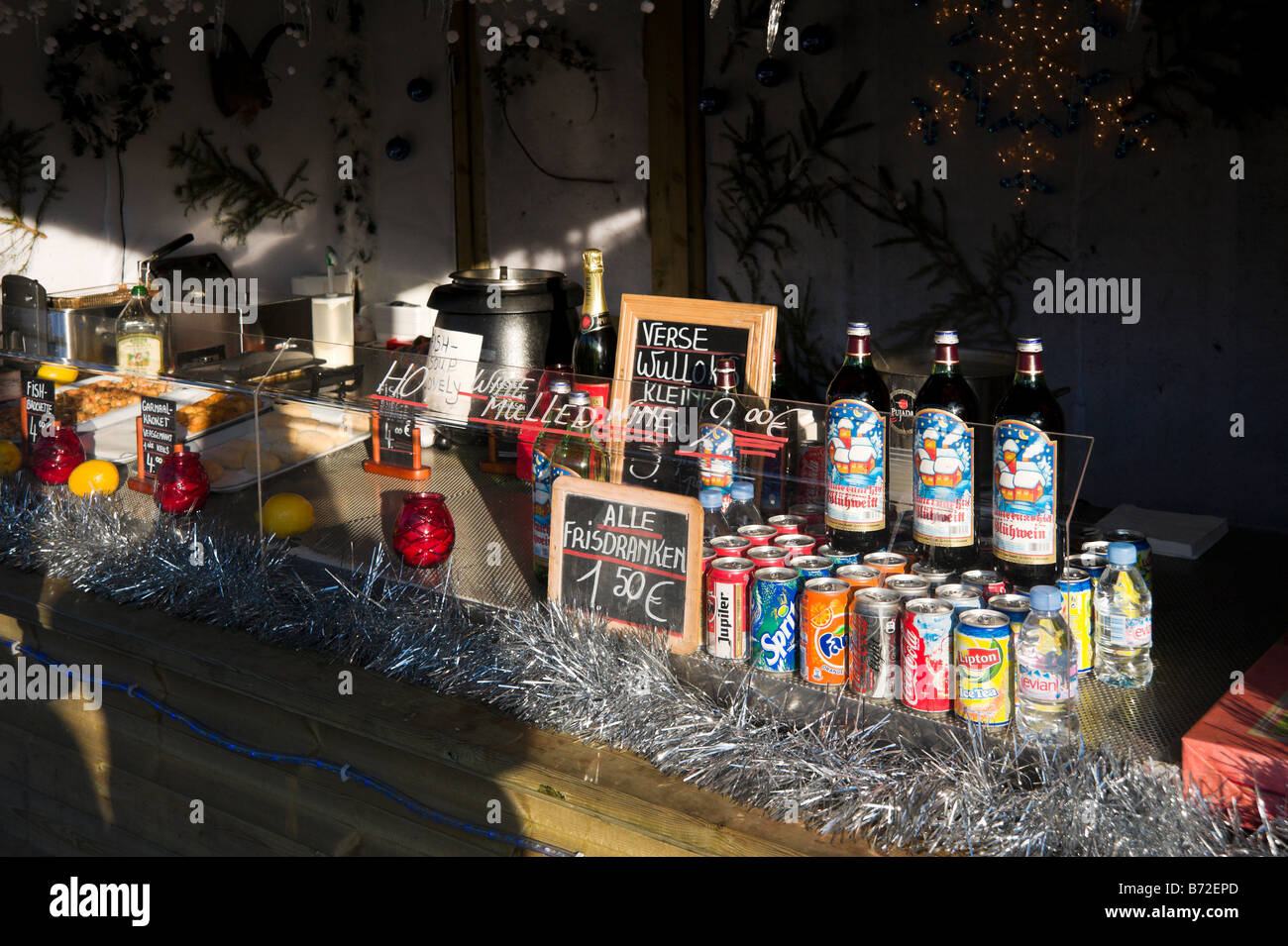Saisonale Drinks an einem Stand auf dem Weihnachtsmarkt in der Grote Markt (Hauptplatz), Brügge, Belgien Stockfoto