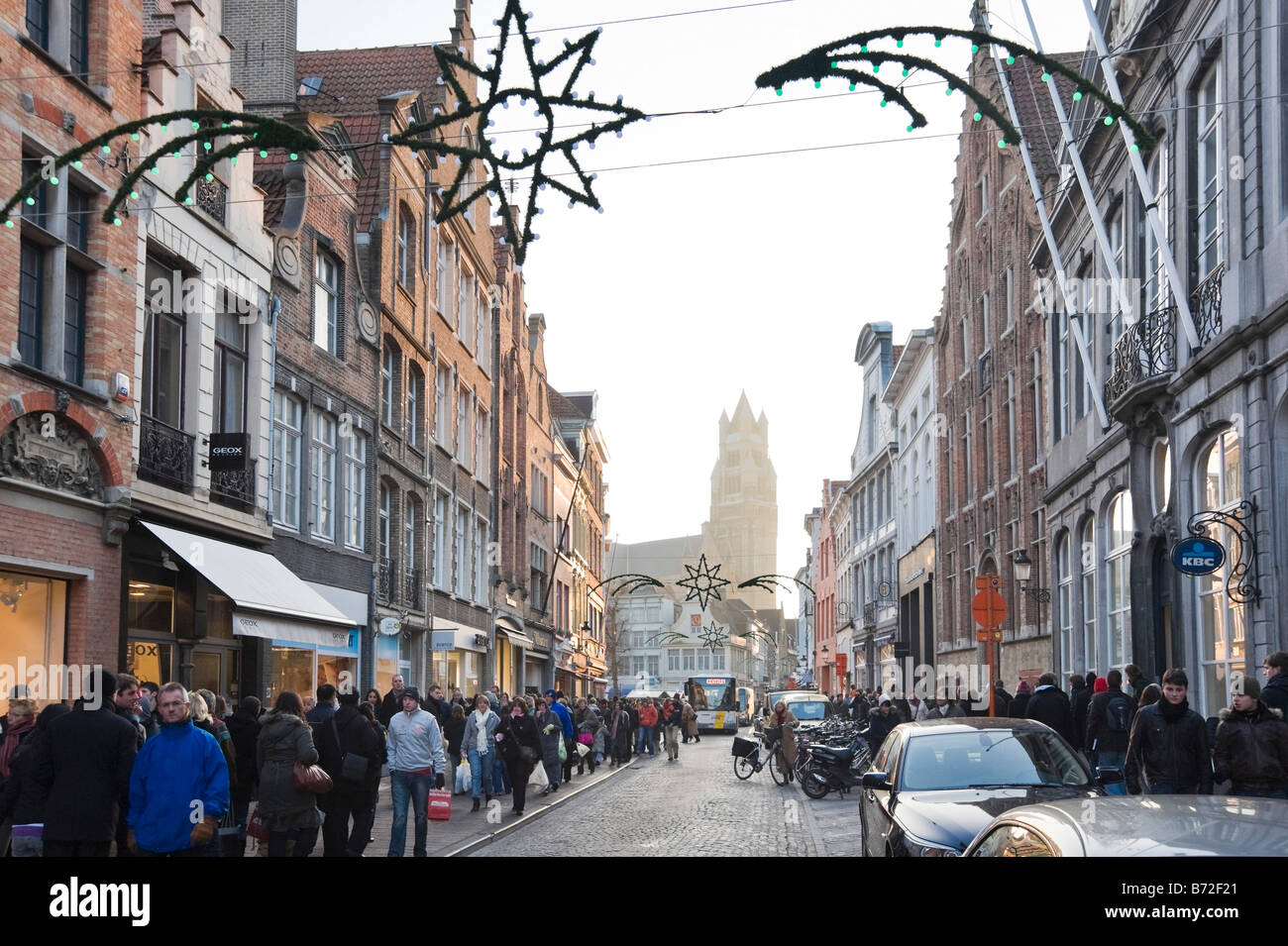 Verkaufsoffener Steenstraat im Herzen Altstadt in der Weihnachtszeit mit der Kathedrale hinter Brügge, Belgien Stockfoto