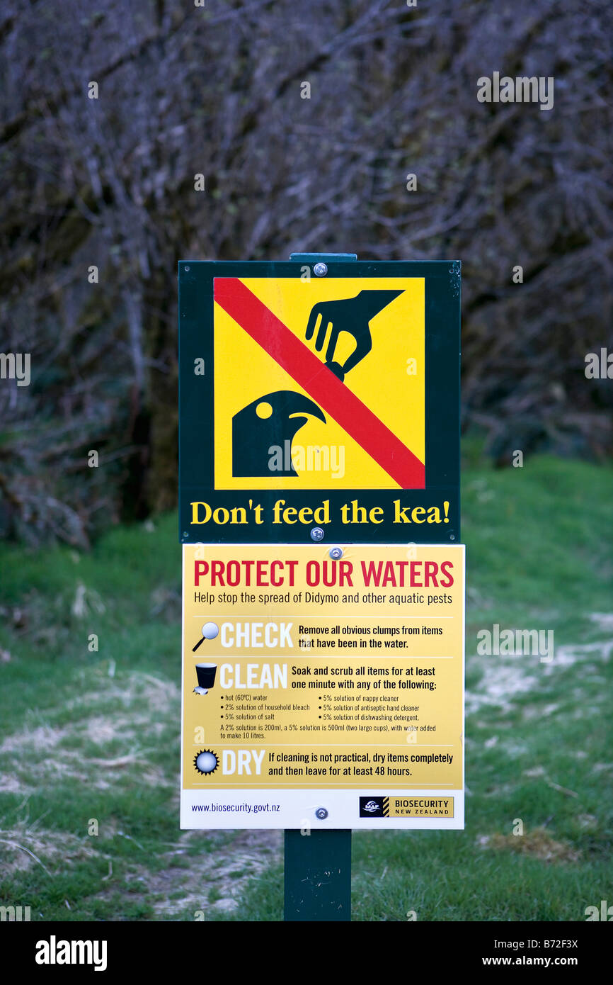 Neuseeland, Südinsel, Fiordland-Nationalpark, Milford Sound. Schild, Warnung: nicht füttern die Kea Vogel. Stockfoto