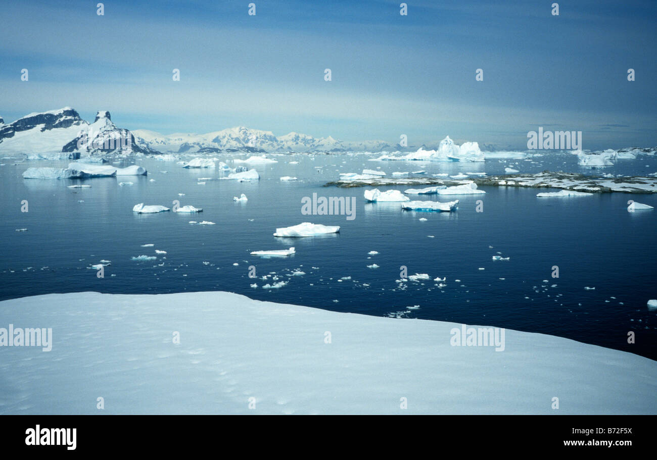 Blick vom Petermann Island südwärts entlang der antarktischen Halbinsel. Stockfoto