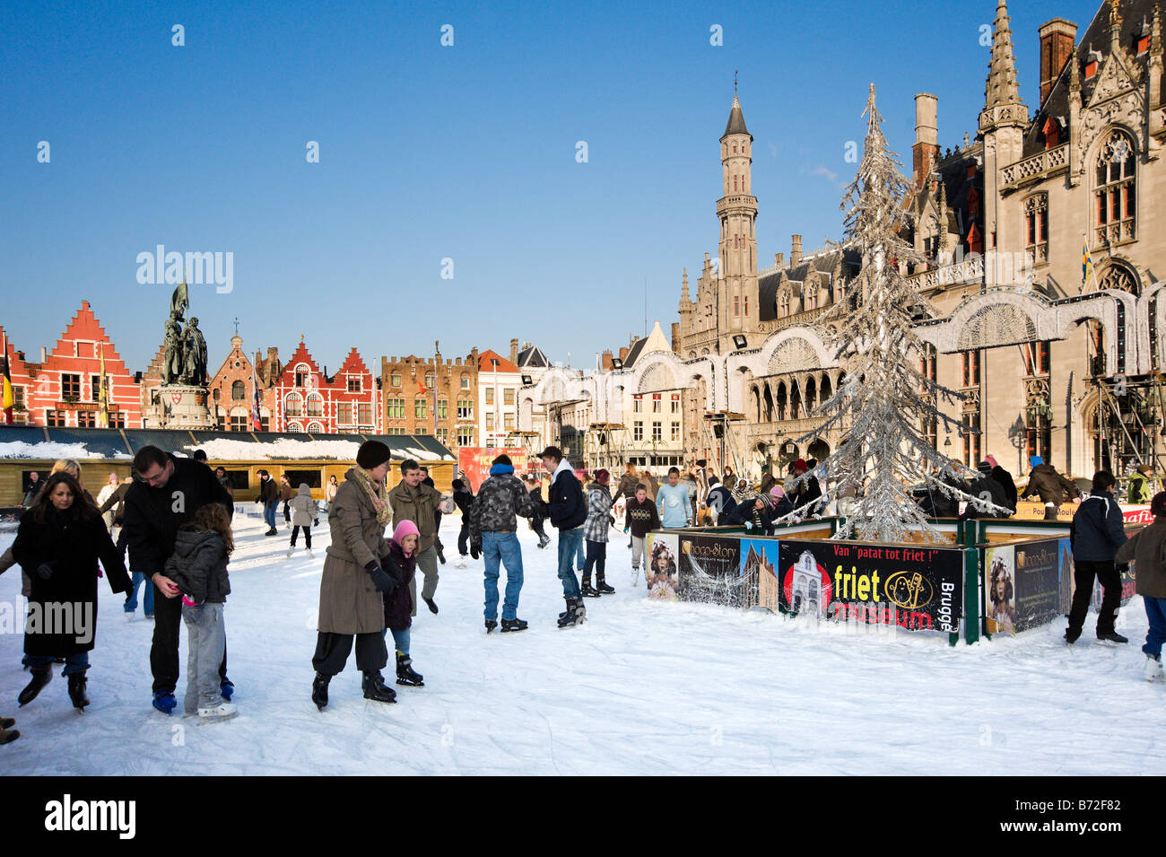 Eisbahn auf dem Weihnachtsmarkt in der Grote Markt (Hauptplatz), Brügge, Belgien Stockfoto