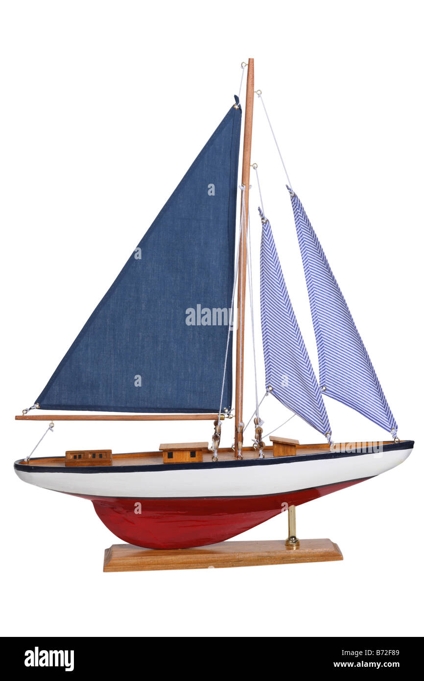 Yacht-Segel-Boot-Modell auf weißem Hintergrund ausschneiden Stockfoto