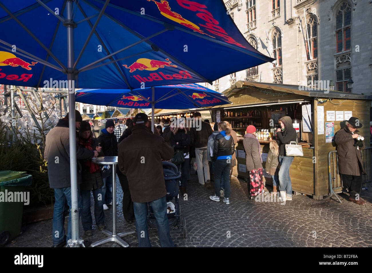 Strandlokal auf dem Weihnachtsmarkt in der Grote Markt (Hauptplatz), Brügge, Belgien Stockfoto