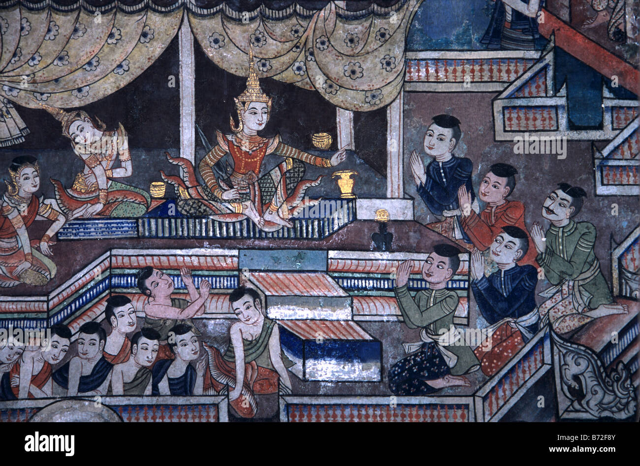 Thai Royal Gerichtsszene mit Begleitern in einem thailändischen Wandbild oder Wandmalerei, Wihan Lai Kham, Wat Phra Singh, Chiang Mai, Thailand Stockfoto
