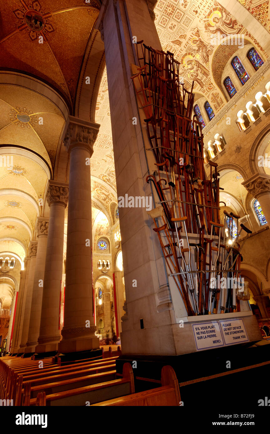 Im Inneren der Kathedrale am Ste Ane de Beaupre in Quebec mit Krücken weggeworfen, von denen es geheilt Stockfoto