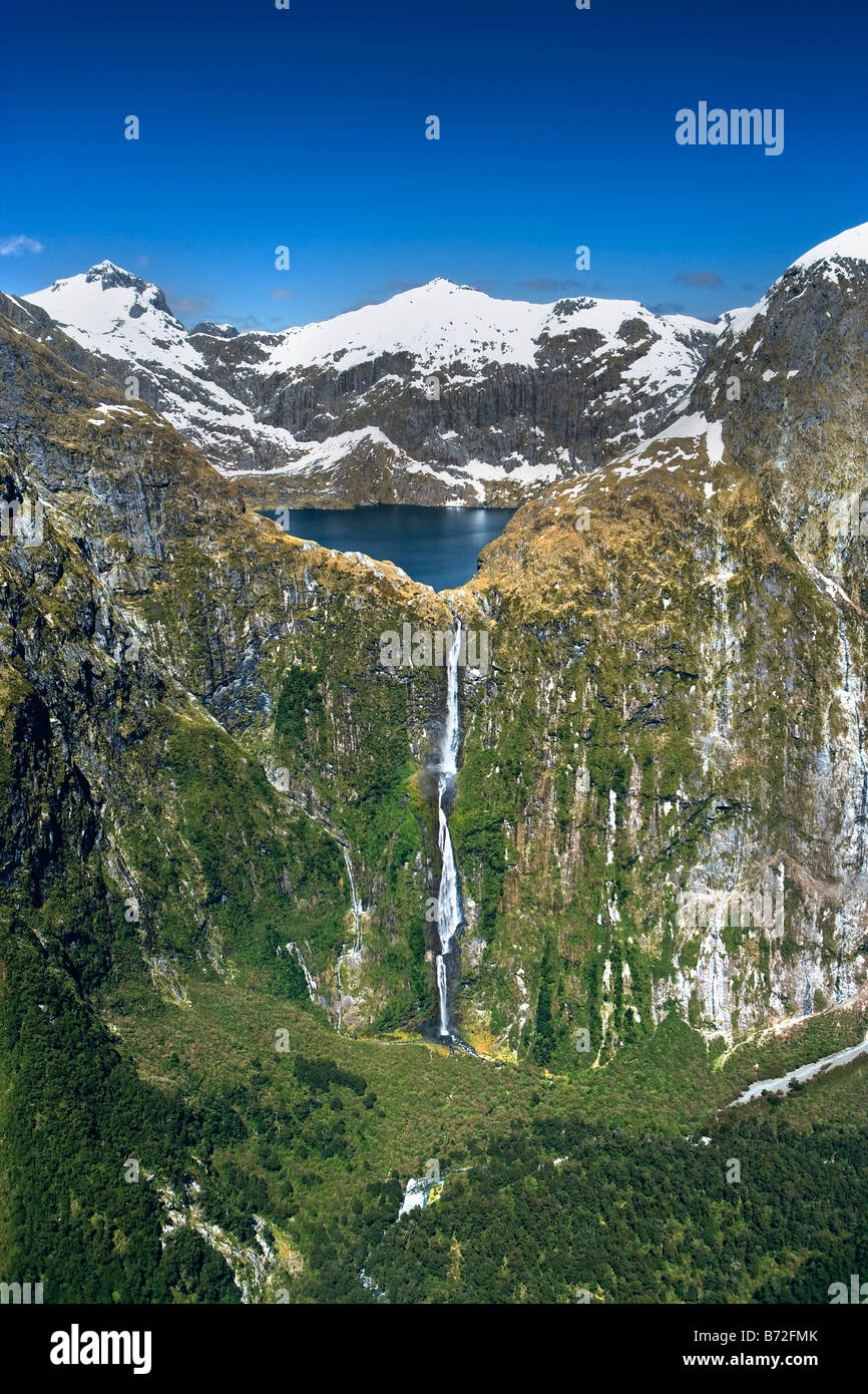 Neuseeland, Südinsel, Fiordland-Nationalpark, Milford Sound. Der Milford Track. Luft. See-Feder und Sutherland Falls. Stockfoto