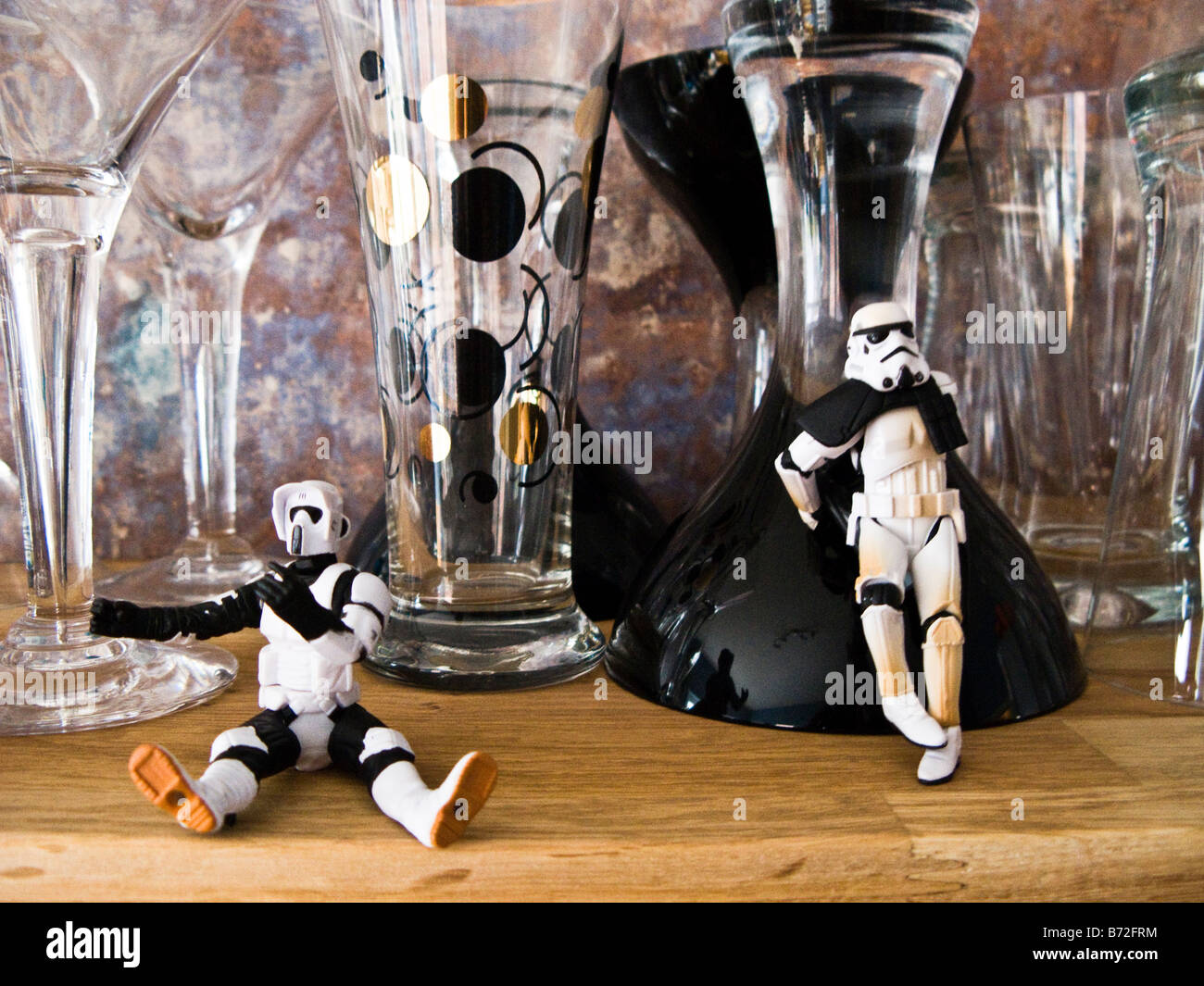 Star Wars Storm Trooper und Biker Scout auf Küchenregale mit Brille hinter  Stockfotografie - Alamy