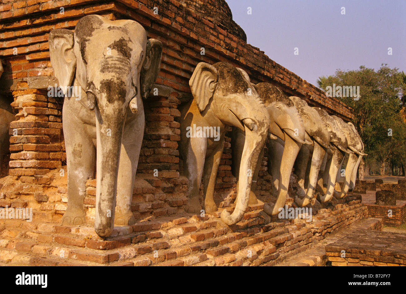 Elefant Skulpturen Elefant Stupa, Sukhothai Historical Park, Thailand Tempel Wat Sorosak (c1317) Stockfoto