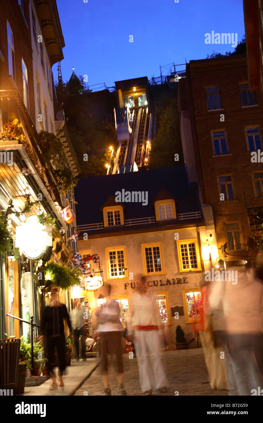 Masse auf Straße der Altstadt von Quebec mit Aufzug auf der Rückseite Stockfoto