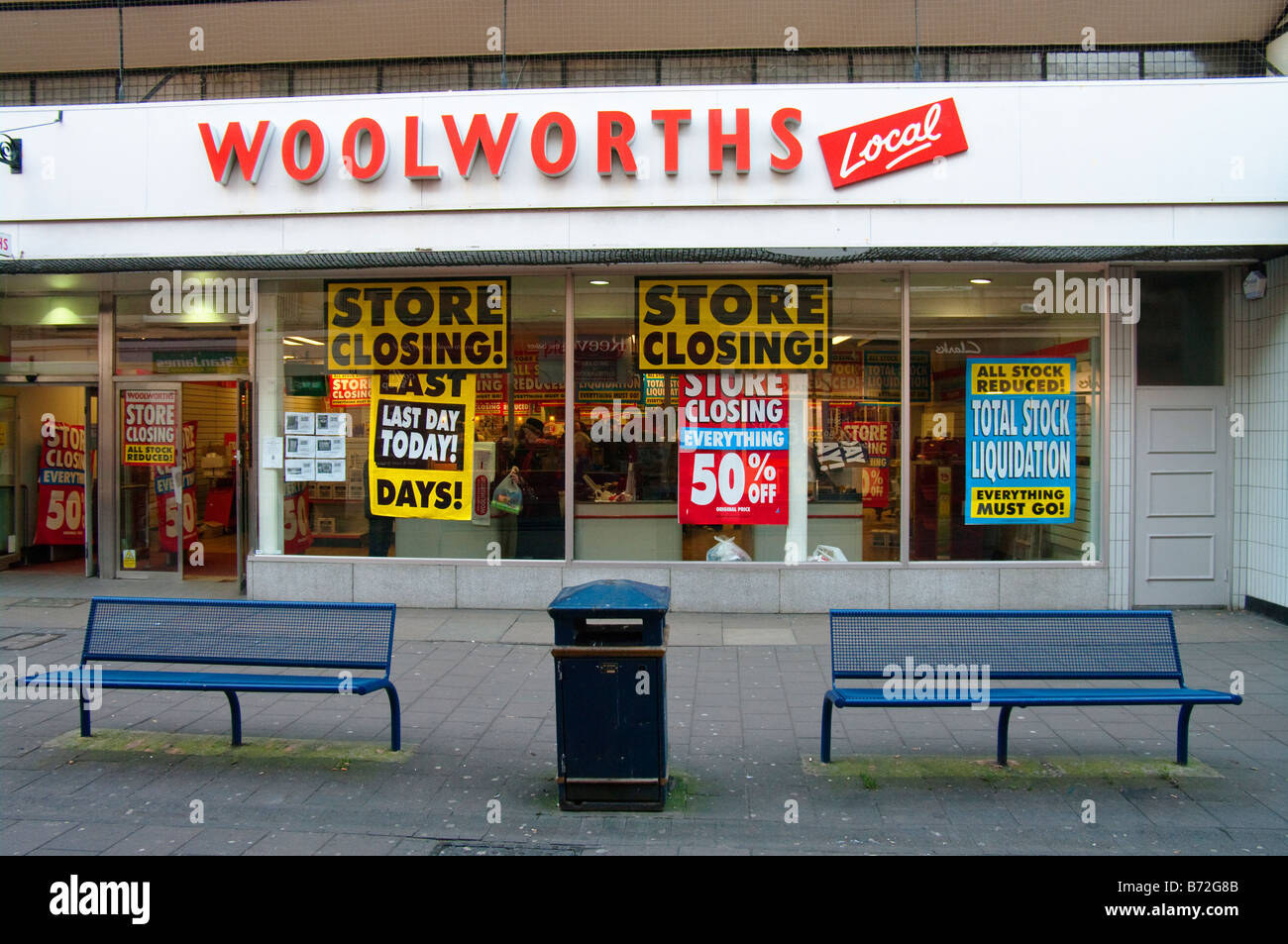 Ruhigen Straße außerhalb Woolworths "letzten Tag" vor der Schliessung in Devizes Wiltshire England UK EU Stockfoto