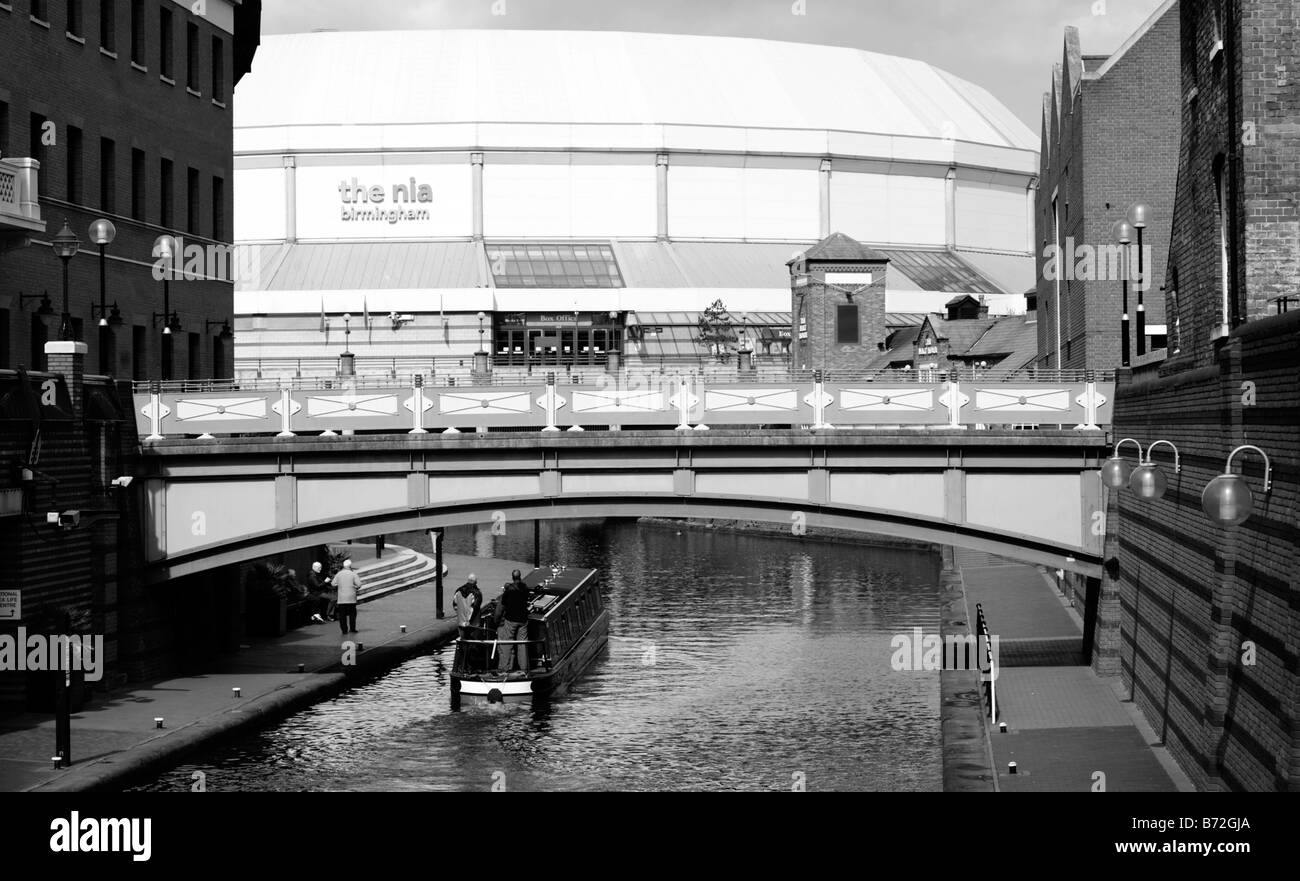 Die National Indoor Arena, Birmingham, die aus dem Herzen des Kanalnetzes im Zentrum Stadt gesehen. Stockfoto