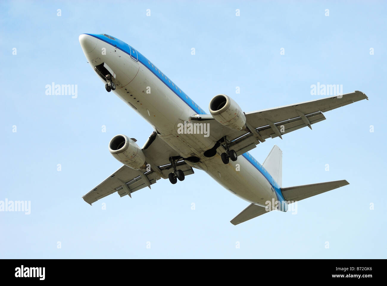 Flugzeug nach dem Start mit blauem Himmelshintergrund Stockfoto