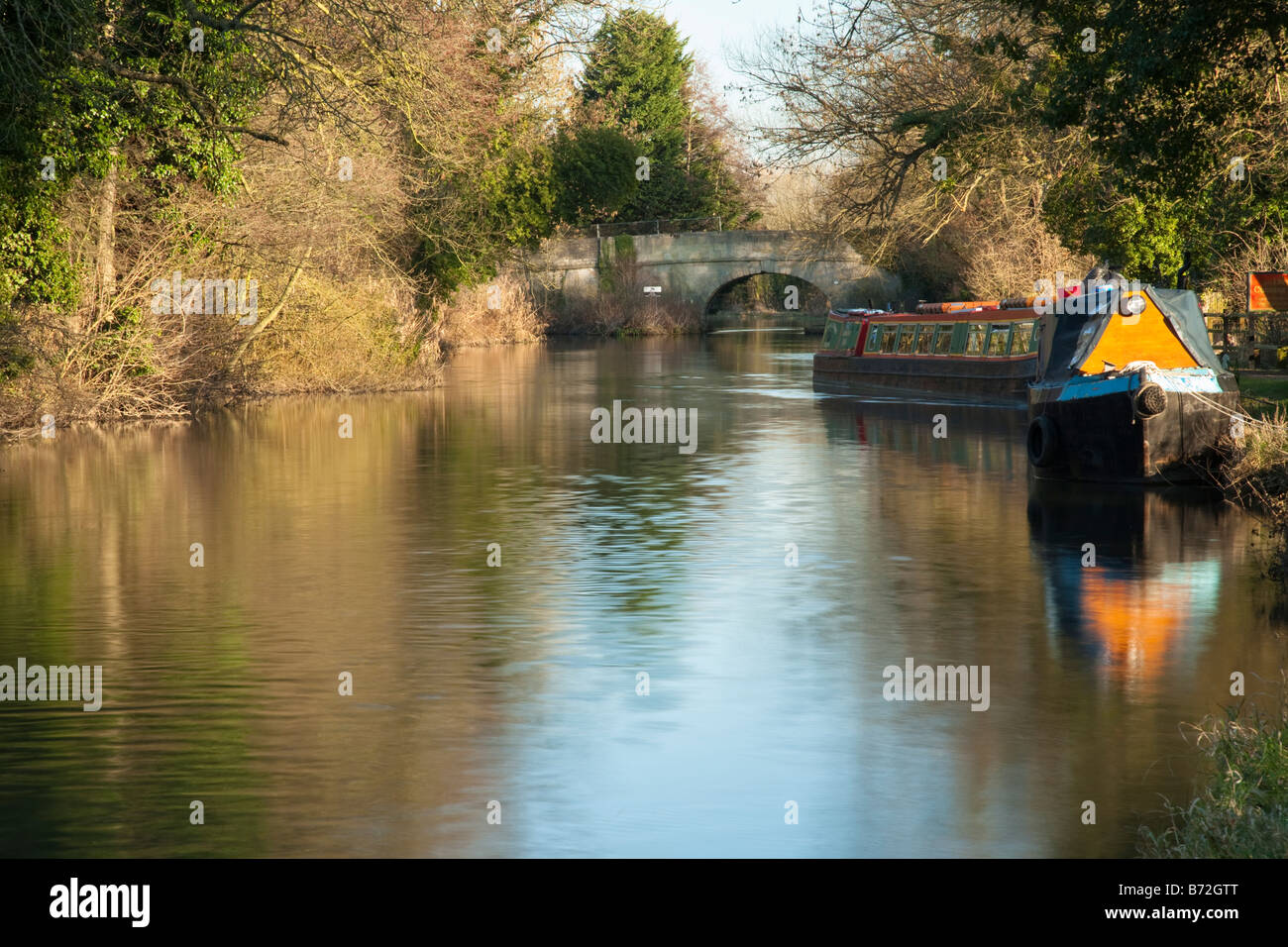 Lastkähne festgemacht entlang der Leinpfad der Fluss Kennet und Kennet und Avon Kanal am Burghfield Reading Berkshire Uk Stockfoto